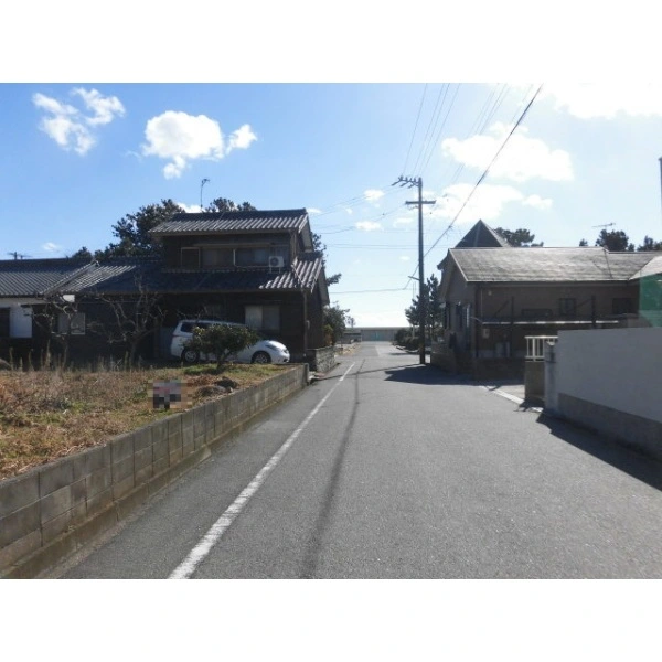 西尾市鳥羽町十三新田 南西側前面道路を南向きに撮影した写真です。