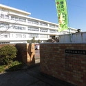 西尾市鳥羽町十三新田 幡豆小学校の写真です。（小学校）まで約1900m（徒歩24分）