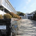 西尾市鳥羽町十三新田 幡豆中学校の写真です。（中学校）まで約2700m（徒歩34分）