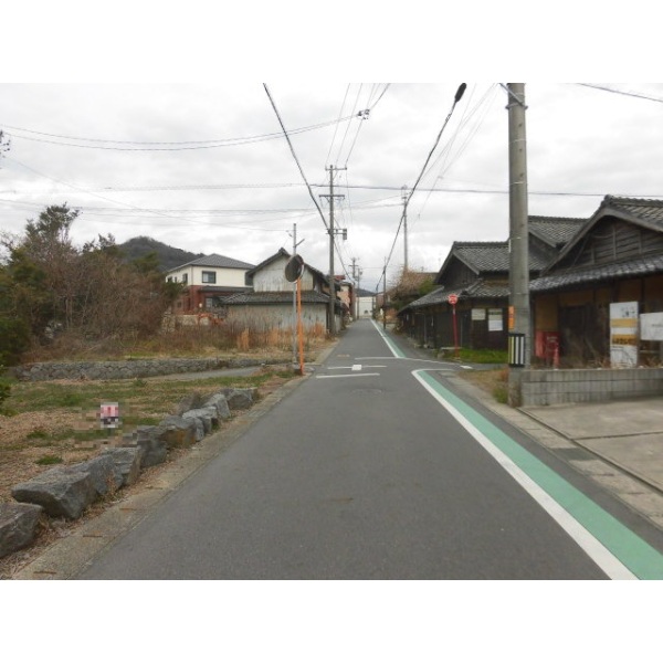 西尾市西幡豆町貝吹 物件南側前面道路を東向きに撮影した写真です。
