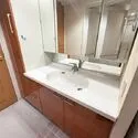 エクセレント八柱駅前 たっぷりと収納ができる洗面台。三面鏡の裏側も収納となっております。