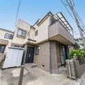 中野区白鷺３丁目 落ち着いた外観が印象的な住まい。カースペースや収納に活用できる物置など、戸建ならではの魅力も備えてい