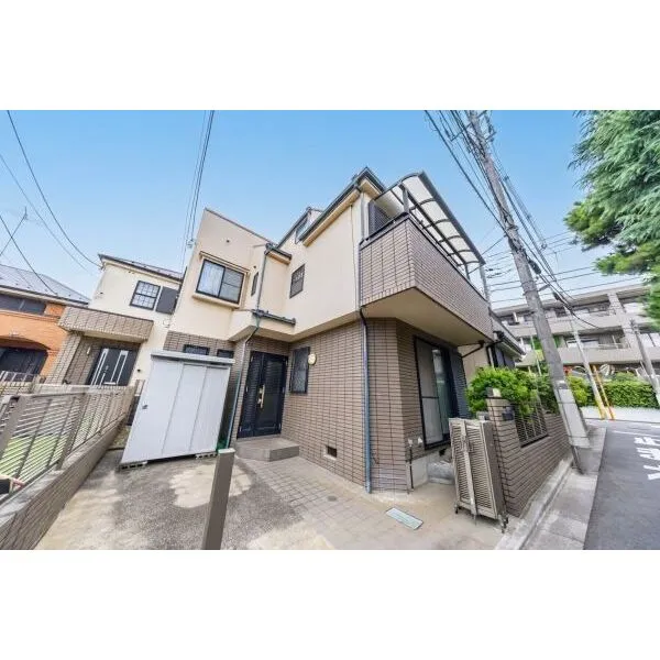中野区白鷺３丁目 落ち着いた外観が印象的な住まい。カースペースや収納に活用できる物置など、戸建ならではの魅力も備えてい