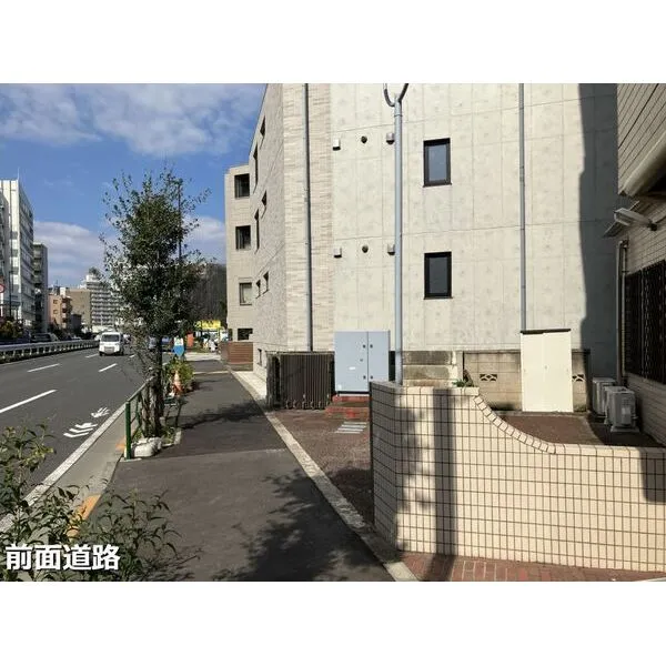 目黒区碑文谷5丁目 一棟ビル 前面道路含む外観