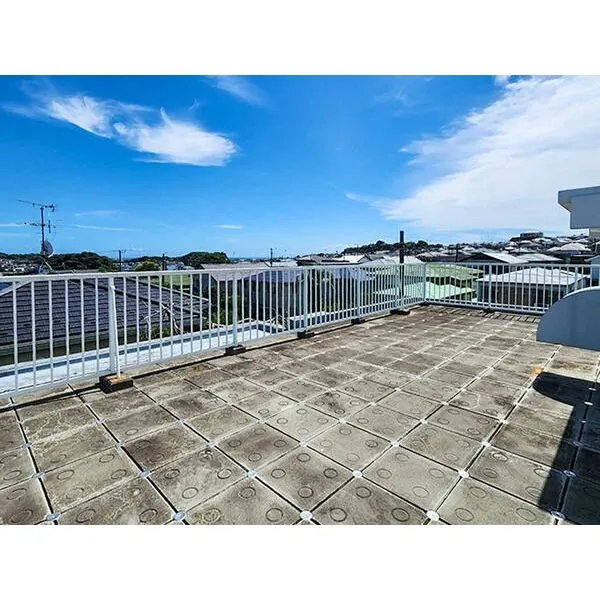 鎌倉市西鎌倉2丁目 3階部分はルーフバルコニー(屋上)となっております。眺望良好で非日常を満喫できる空間です。