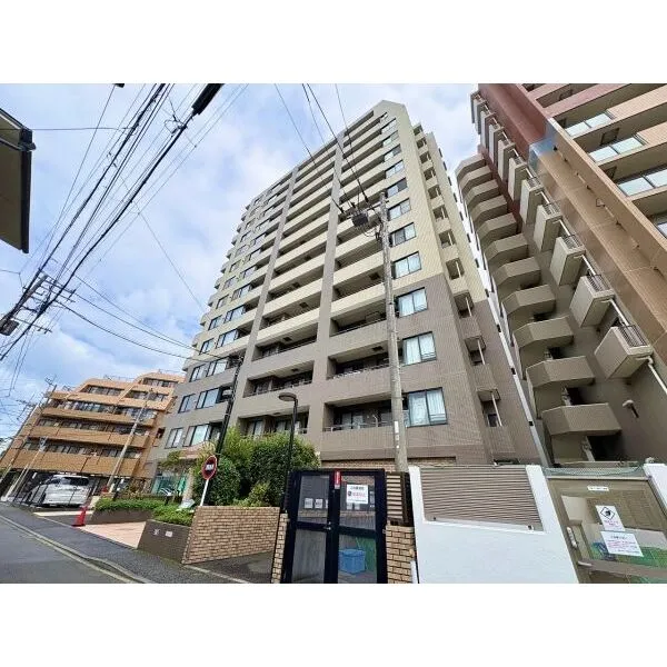 ダイアパレス湘南藤沢２ 落ち着いた色調でデザインされた存在感ある外観。