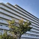 ライオンズマンション豊中少路 建物外観はホワイトタイル貼りの雄大なフォルム