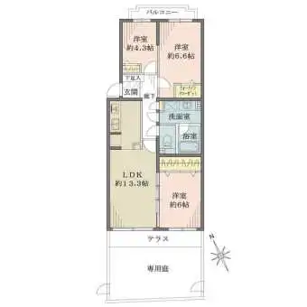 キッチンは作業に集中しやすい独立型。室内随所に収納が備わったゆとりある住まい。南向きの専用庭有り。