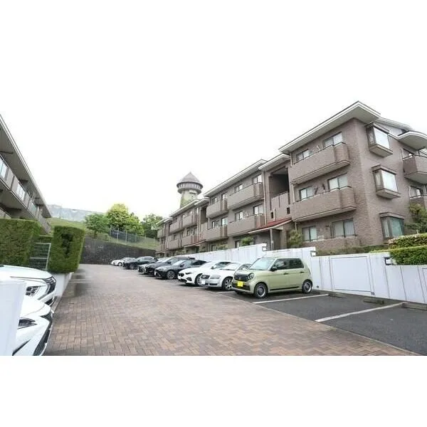 覚王山パークハウス 三菱地所分譲、RC造地上3階建。暮らしの楽しみ方が広がるテラスや専用庭付きの開放的な住まいです。