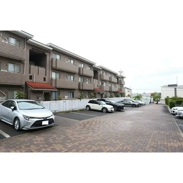 覚王山パークハウス 専用使用権付き駐車場有り(1台分、車種による)。平面駐車場のため、お出かけもスムーズです。