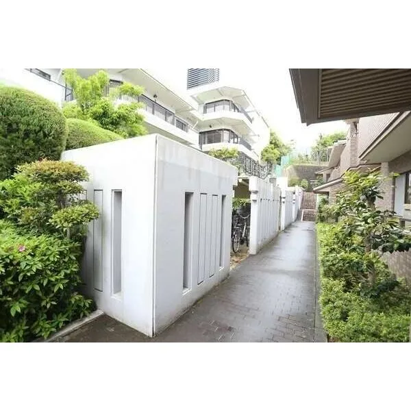 覚王山パークハウス 壁でゆるやかに区切られた駐輪スペース。通路から自転車が直接見えにくく、すっきりとした印象です。
