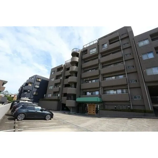 ロイヤルアーク覚王山 スーパーや小学校が身近に揃う住環境。西山公園まで約300mなど、住みやすいエリアに位置しています。