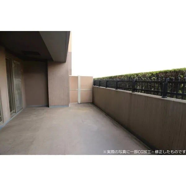 ヨコハマオールパークス 第四街区 <バルコニー>ワイドなバルコニーが魅力のお部屋です※実際の写真に一部CG加工・修正したものです