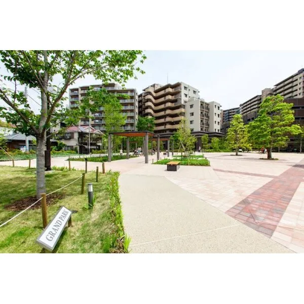 ヨコハマオールパークス 第四街区 約4000m2の広さを誇るグランドパーク。休日はボールやなわとびなどで遊ぶお子様の笑い声で溢れます。