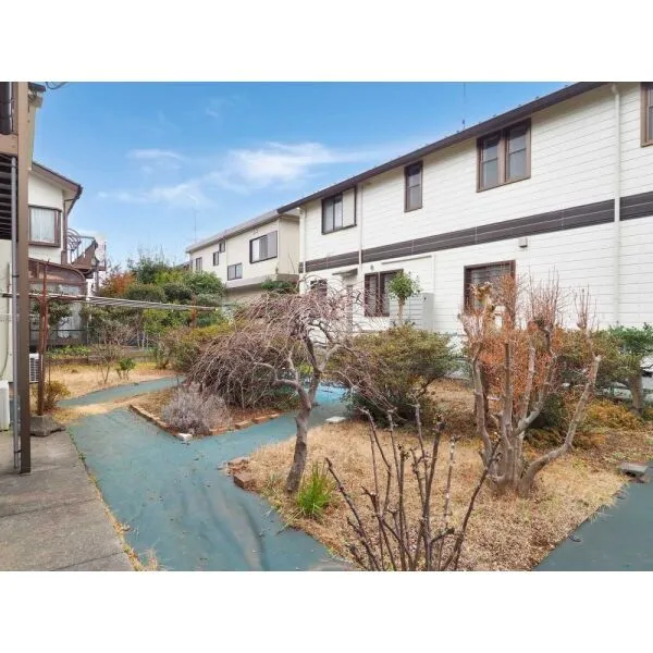 八王子市めじろ台2丁目 眺望:庭から隣地を望む