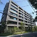 ザ・ライオンズ覚王山 歴史ある覚王山の杜に調和する重厚な外観。