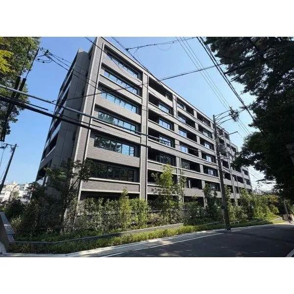 ザ・ライオンズ覚王山 歴史ある覚王山の杜に調和する重厚な外観。
