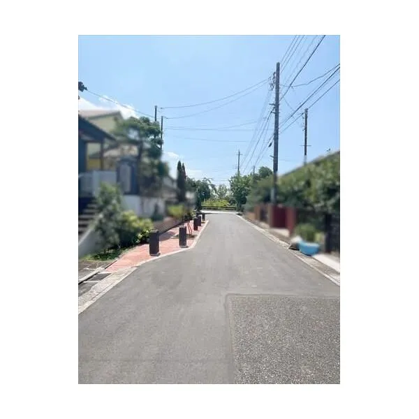 多摩市聖ヶ丘2丁目 前面道路(2026年7月撮影)