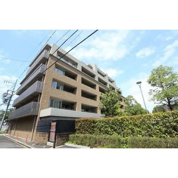 パークハウス高見ザ・レジデンス 総戸数24戸、RC造地上6階建ての3階部分に位置します。南・東・北に開口部を持つ三方角住戸です。