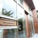 パークハウス高見ザ・レジデンス 建物前には歩道が整備され、エントランスの床もフラットですのでベビーカーでもスムーズに通行可能です。