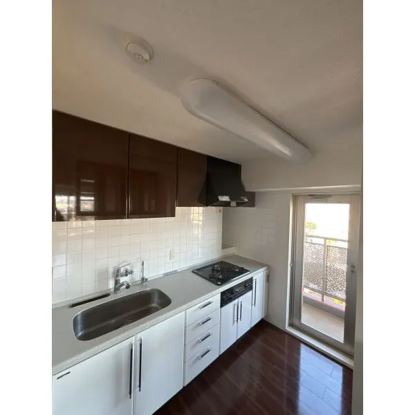 ライオンズステーションタワー松戸 バルコニーに面したキッチン約3.8畳