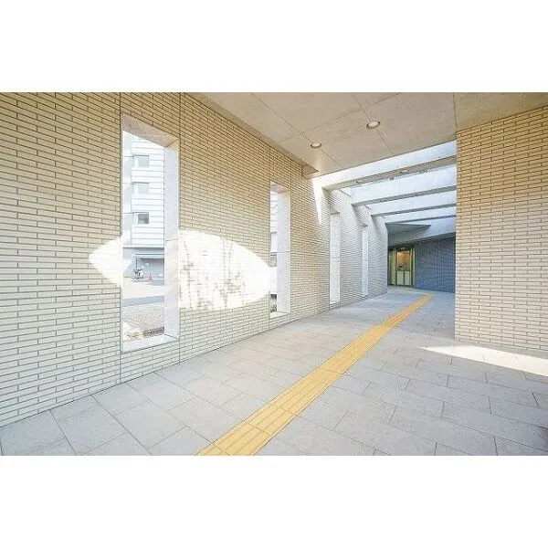 サンミット大日 屋根付きのゆったりとしたエントランスアプローチ♪