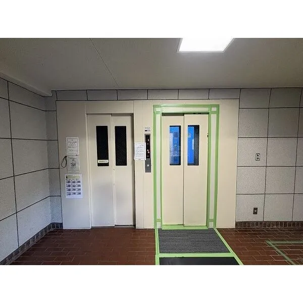 シャルム綾瀬 エレベーター2基設置につき、通勤・通学時間帯の混雑も軽減されます。