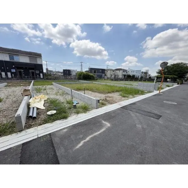 草加市八幡町 前面道路含む現地写真