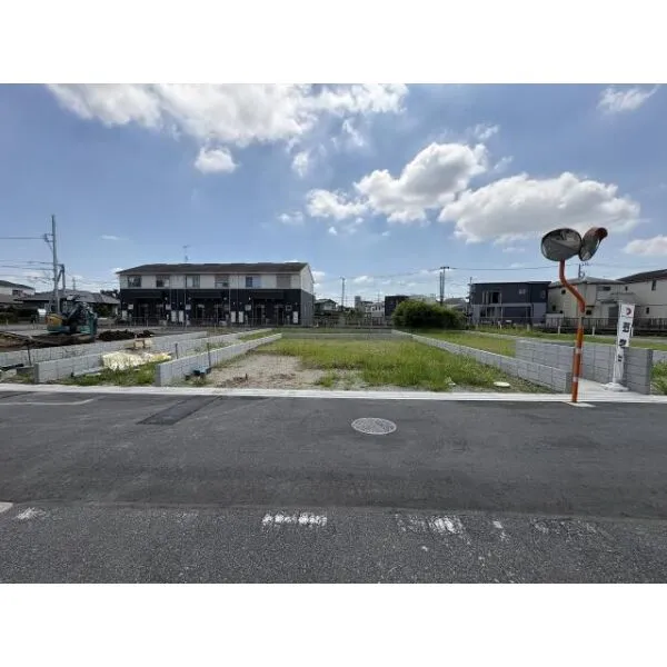 草加市八幡町 前面道路含む現地写真