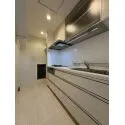 川崎河原町分譲共同ビル ＜キッチン＞キッチンは広々とした独立タイプ。収納も豊富です。