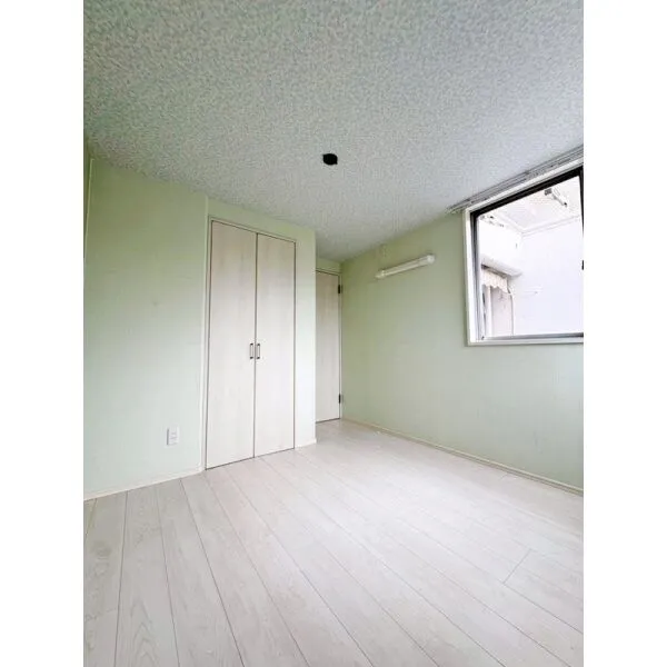 川崎河原町分譲共同ビル ＜洋室約5.6帖＞各居室収納付きの3LDK。納戸や廊下収納もあり、収納豊富な間取りです。
