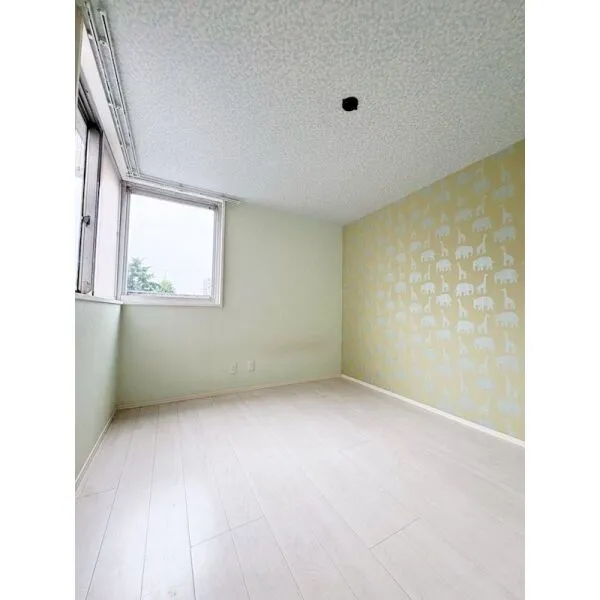 川崎河原町分譲共同ビル ＜洋室約5.6帖＞各居室収納付きの3LDK。納戸や廊下収納もあり、収納豊富な間取りです。