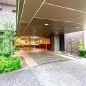 リーデンススクエア石神井台 フロントエントランスから突き出した重厚感あるキャノピー（車寄せ）