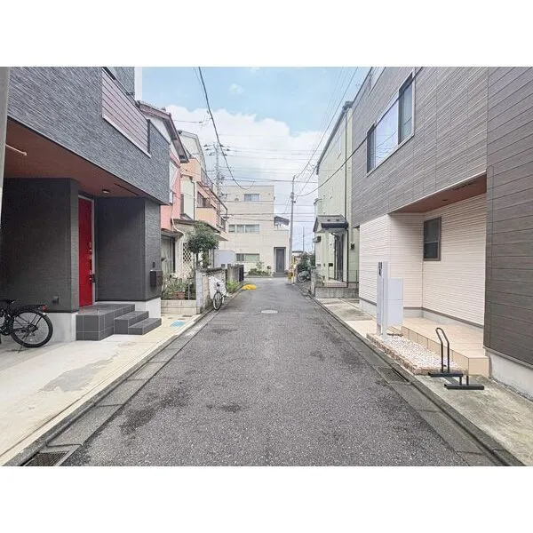 さいたま市南区四谷3丁目 前面道路は交通量が少なく、落ち着いた住環境です。
