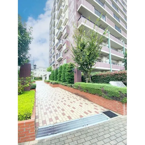 ライオンズガーデン町屋アクアステージ 四季を感じる緑豊かなアプローチ空間。都心にありながら潤いのある暮らしを実現。