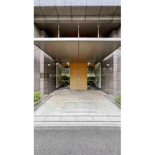 コスモ北新横濱ステーションフロント 総戸数82戸の地上7階建マンション。当該住戸は5階部分です。ペットと一緒に暮らせます(細則有り)。