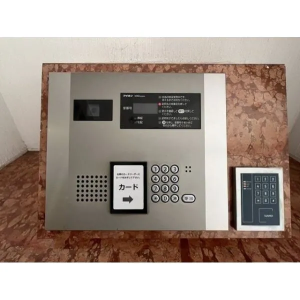ミオカステーロ北綾瀬 不審者や勧誘員などが建物内に立ち入るのを防いでくれるオートロック付き。