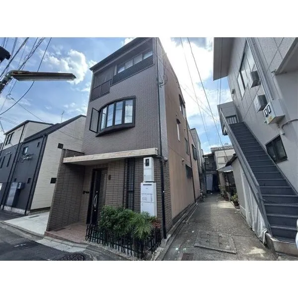 京都市下京区西七条南西野町 鉄骨造3階建ての戸建て