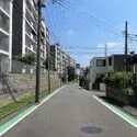 横浜市青葉区しらとり台 北西側前面道路 幅員約6.5ｍ