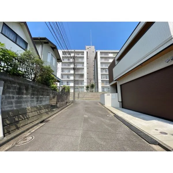 横浜市青葉区しらとり台 北東側前面道路 幅員約5.0m