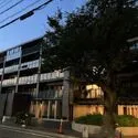 シティハウス吉祥寺北町 自然を映しこむガラスを多用するなどした拘りの外観。
