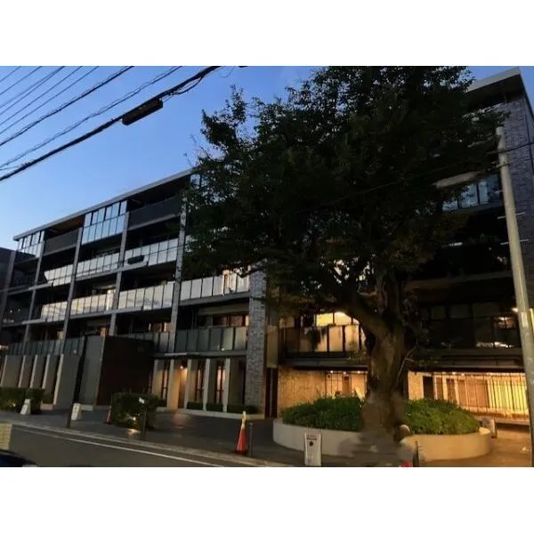 シティハウス吉祥寺北町 自然を映しこむガラスを多用するなどした拘りの外観。