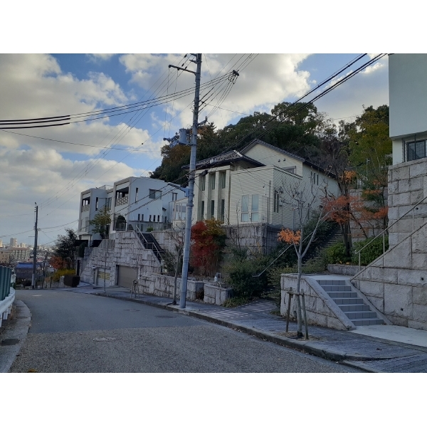 西宮市苦楽園五番町 隣接住戸は南東側１軒のみ♪独立性・プライバシー性が高いお住まいです