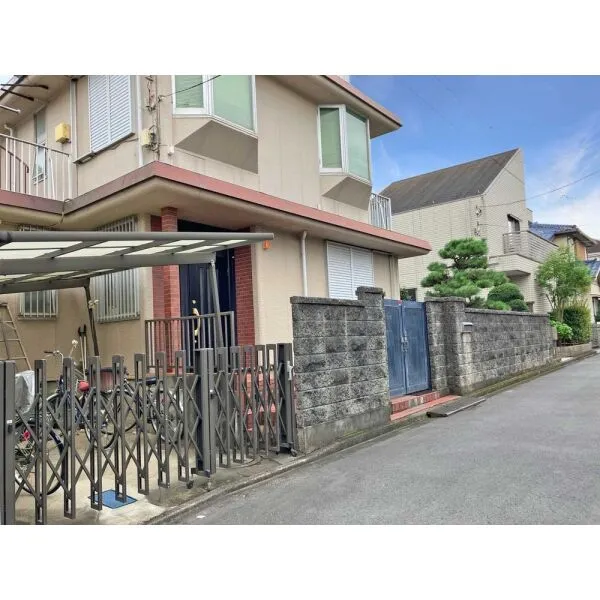 小金井市本町３丁目 現地（古家あり）：対象地の内、北側を分筆して売却予定。