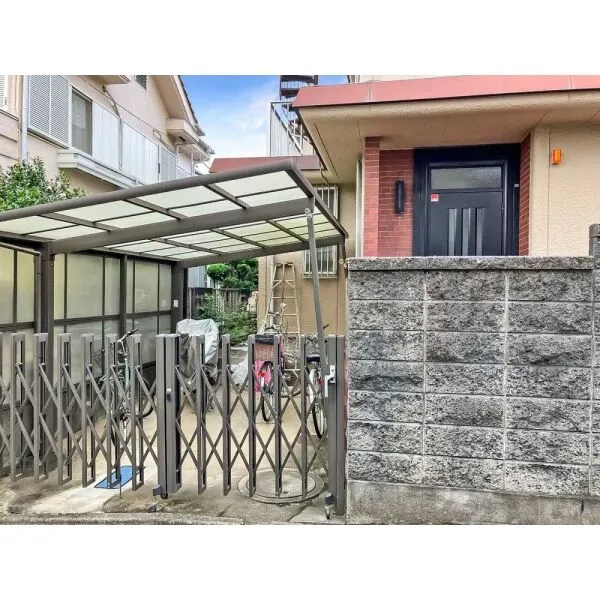 小金井市本町３丁目 現地（古家あり）：対象地の内、北側を分筆して売却予定。