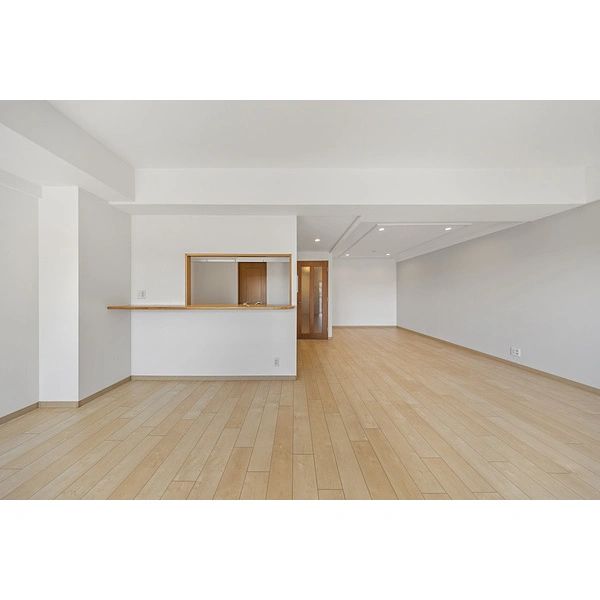 ライオンズヒルズ新松戸 南向きバルコニーに面した約18.8畳のリビングダイニング