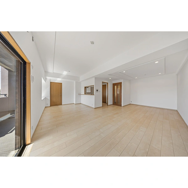 ライオンズヒルズ新松戸 南向きバルコニーに面した約18.8畳のリビングダイニング