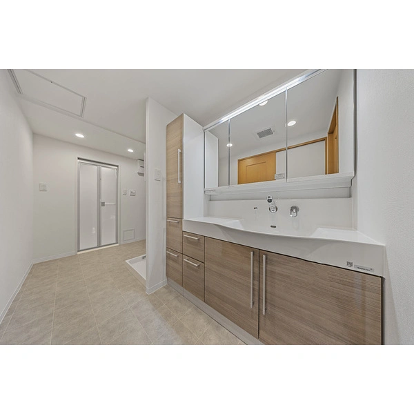 ライオンズヒルズ新松戸 利便性のある収納付きの洗面室