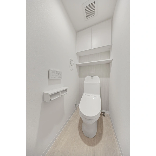 ライオンズヒルズ新松戸 収納付きのトイレ