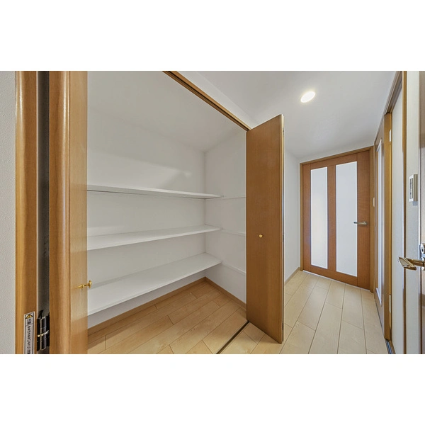 ライオンズヒルズ新松戸 廊下に収納スペースを確保